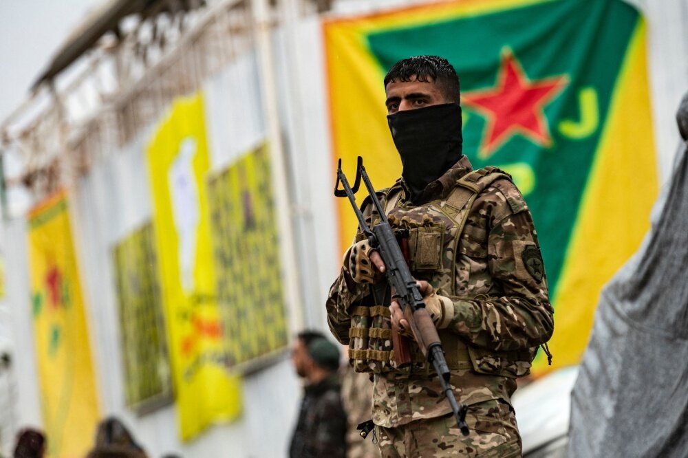 القامشلي تحت وطأة إجراءات أمنية مشددة عشية عيد الأضحى: قسد تنشر الحواجز وتداهم محطة وقود