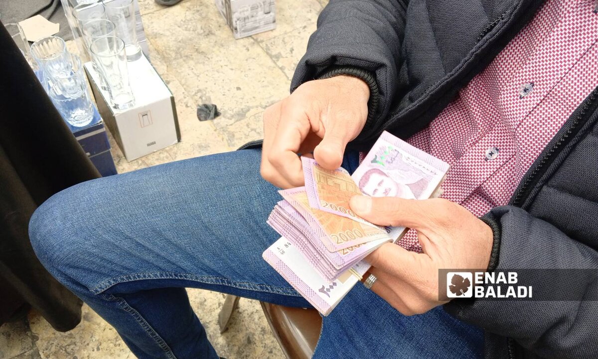 تذبذب العملات الأجنبية يفاقم معاناة الحلبيين: تزوير وتفاوت أسعار الصرف يهدد الاستقرار المالي