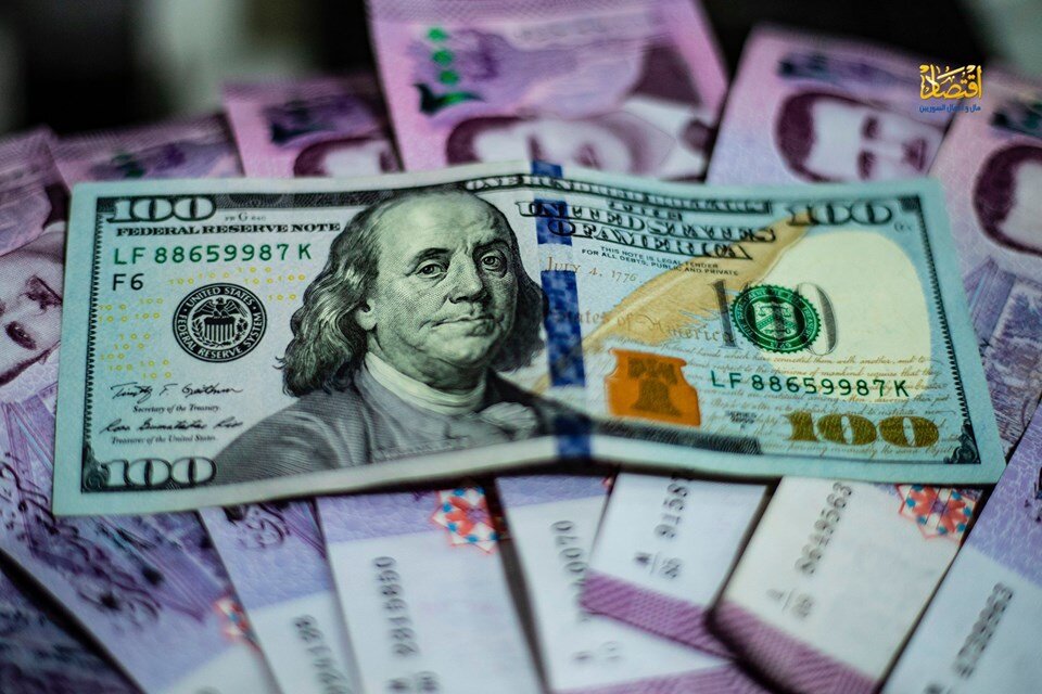 استقرار نسبي للدولار في السوق السوداء السورية: نظرة على أسعار الصرف الرئيسية مساء الأربعاء