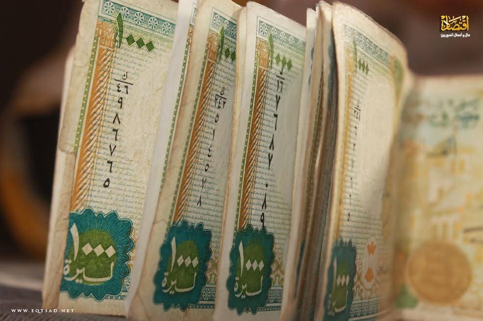 الليرة السورية تتراجع أمام الدولار بنسبة 1.4% في السوق السوداء