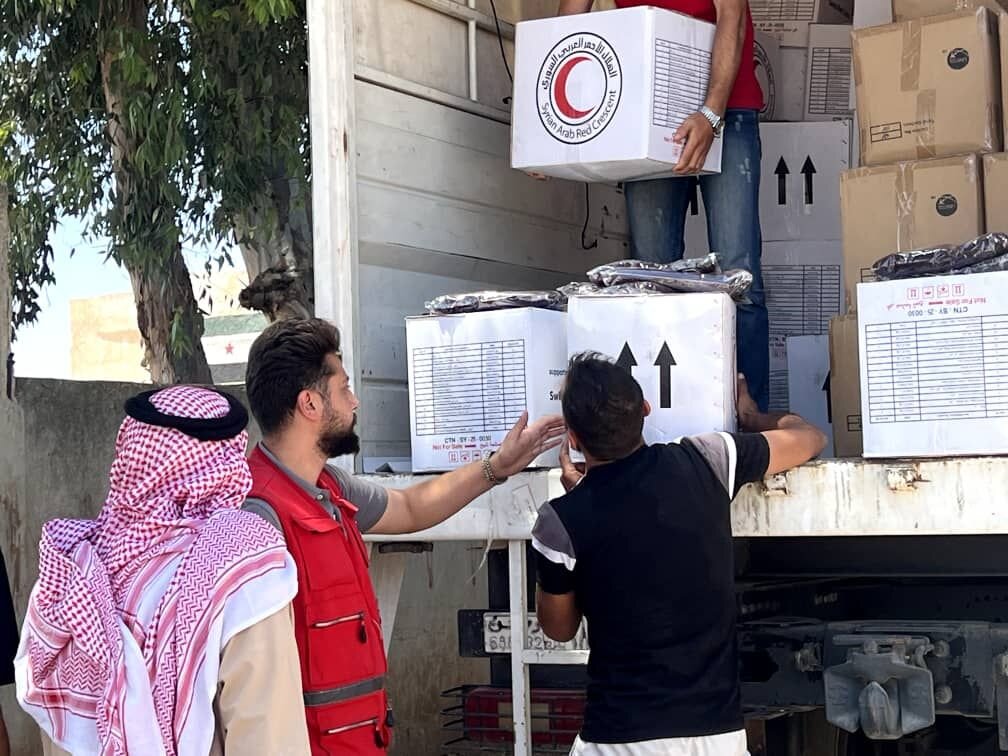 الهلال الأحمر يوزع مساعدات غذائية وإغاثية على 246 أسرة عائدة إلى حربنفسه بريف حماة