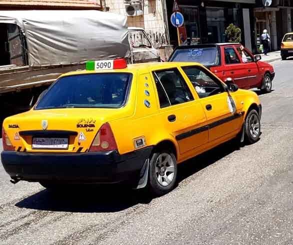 حماة تنظم عمل سيارات الأجرة العمومية بملصقات تعريفية