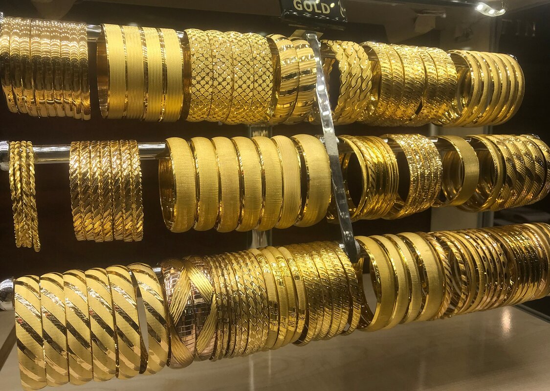 الليرة السورية تحافظ على استقرارها أمام الدولار وسط تراجع أسعار الذهب.. خبير يوضح شروط التحسن