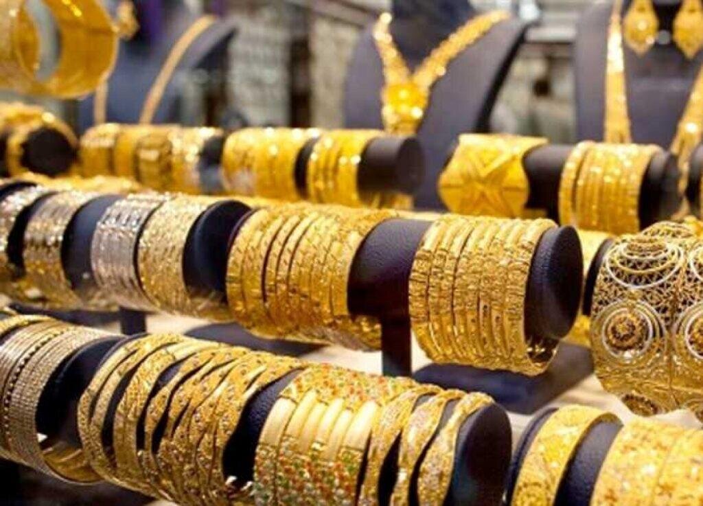 الليرة السورية تتراجع قليلًا أمام الدولار وسط ارتفاع أسعار الذهب والوقود
