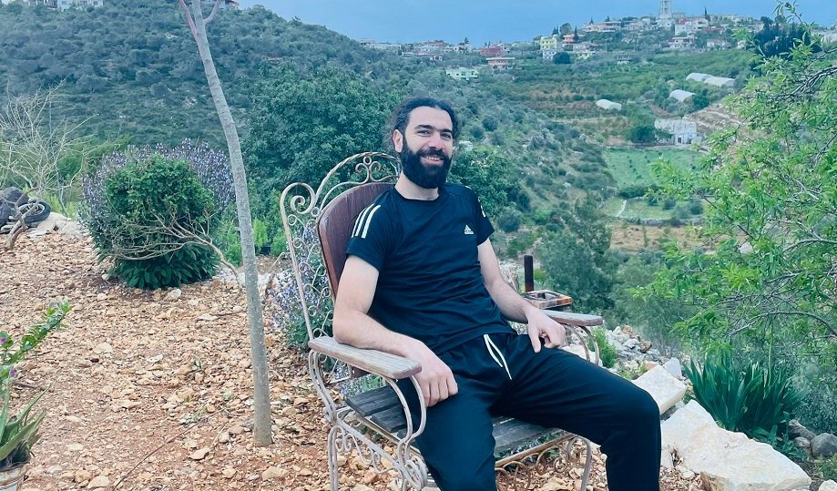 المعالج النفسي عمر الصباغ يروي تعرضه للضرب داخل فرع أمني بدمشق ومطالبته بـ "القصاص الشرعي"
