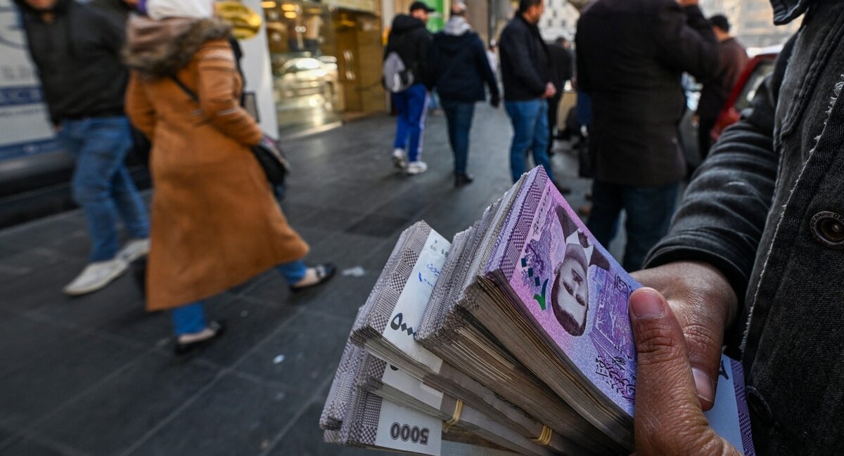 تحديث فوري: أسعار الدولار واليورو والذهب مقابل الليرة السورية في السوق السوداء اليوم 22 مايو 2025