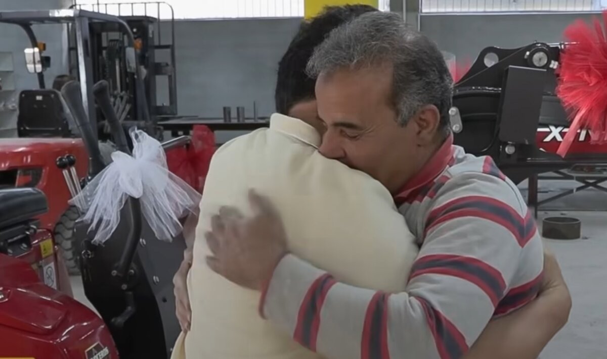 وفاء نادر: رجل أعمال تركي يكافئ عاملاً سورياً بحفار بعد 10 سنوات من التفاني