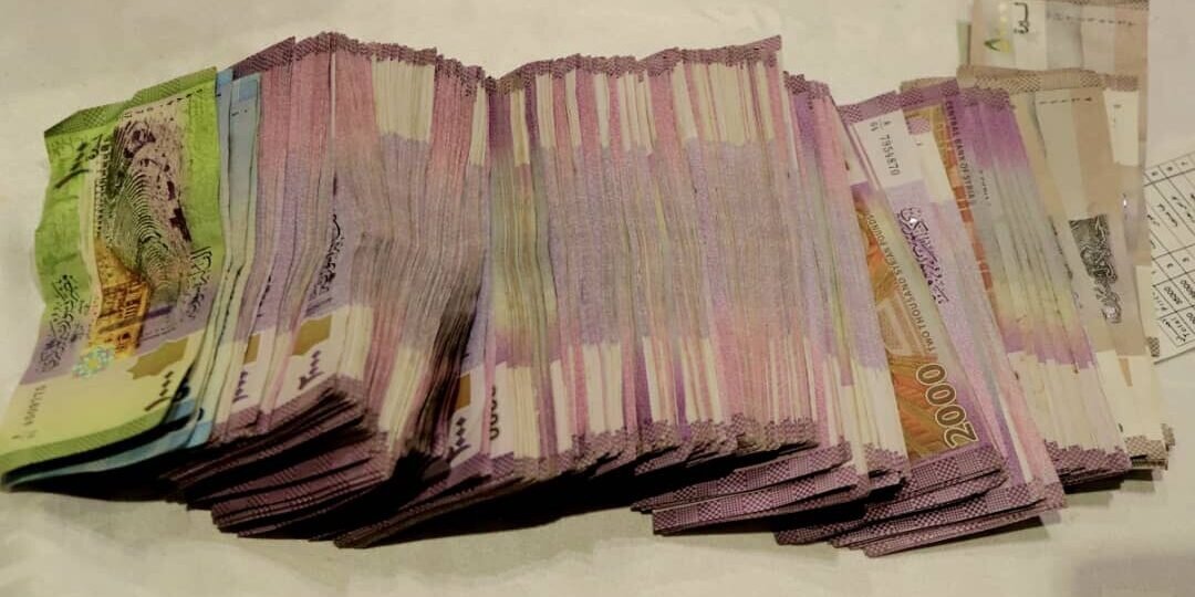 الليرة السورية تترنح: أسعار الدولار واليورو والذهب في السوق السوداء اليوم الجمعة 23 مايو 2025