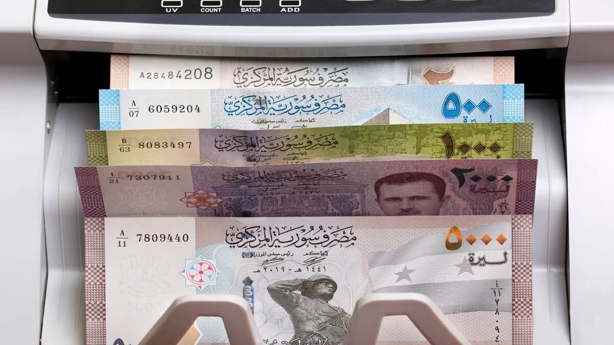 تذبذب مستمر: أسعار الدولار واليورو والذهب في السوق السوداء السورية اليوم، الجمعة 30 مايو 2025