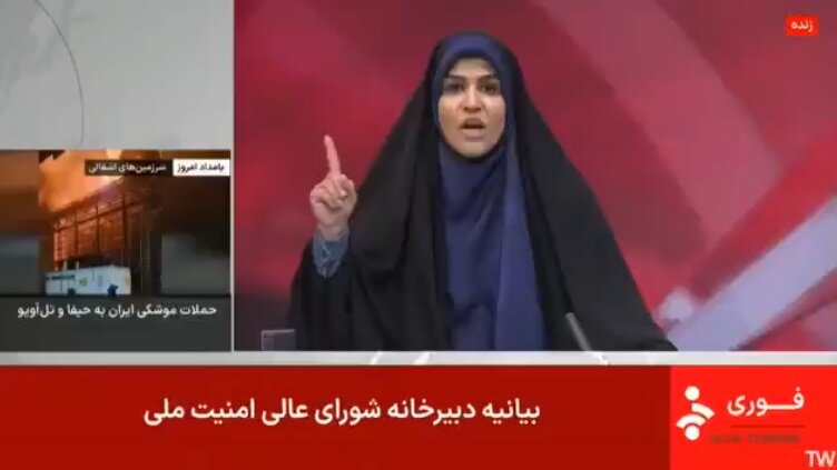 شاهد بالفيديو: لحظات الذعر.. قصف يستهدف مقر التلفزيون الإيراني ومذيعة تنجو بأعجوبة على الهواء!