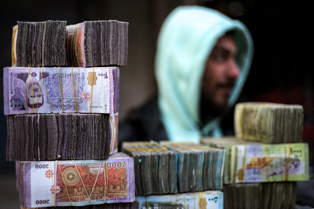 تحديث فوري: أسعار صرف الدولار واليورو والذهب مقابل الليرة السورية في السوق السوداء اليوم السبت