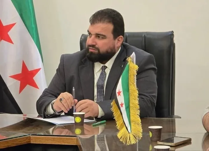 محافظ السويداء يستقيل بعد اقتحام مكتبه من قبل مسلحين: تفاصيل الأحداث وردود الأفعال