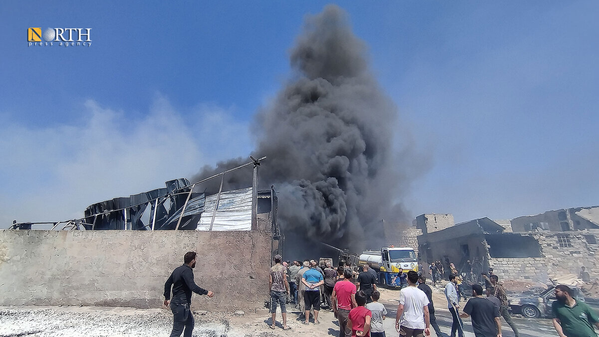 حريق ضخم يلتهم معمل إسفنج في حلب بسبب خلل فني