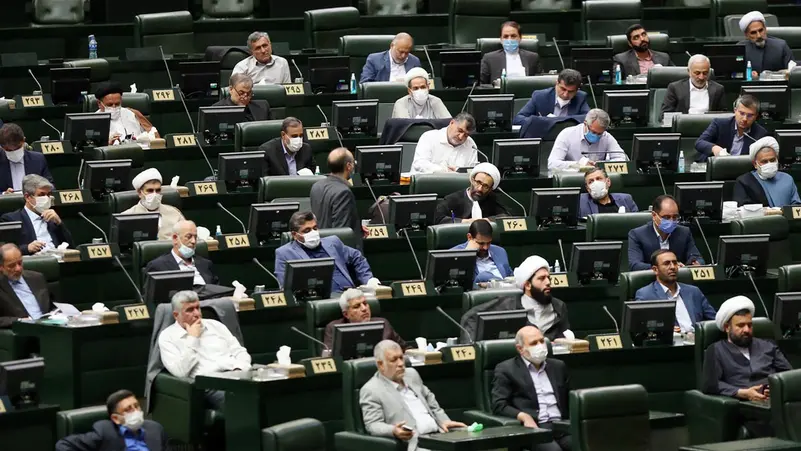 البرلمان الإيراني يقر قانونًا بتعليق التعاون مع الوكالة الدولية للطاقة الذرية: تفاصيل وحيثيات