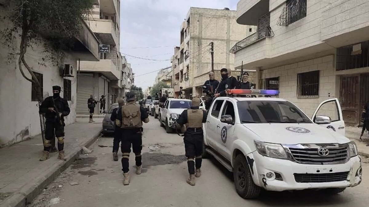 حملة اعتقالات تطال متهمين بجرائم حرب في حمص واللاذقية: الداخلية السورية تتحرك