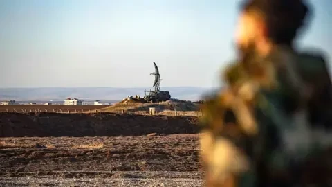 قسد تُفرّغ حقول النفط وقواعد التحالف في شمال شرق سوريا: هل تهدف لمنع دمشق من استغلالها؟