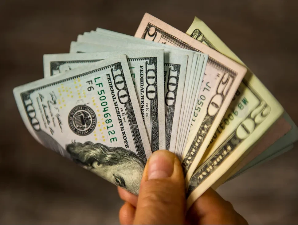 تدهور مستمر: أسعار صرف الليرة السورية مقابل الدولار والعملات الأجنبية اليوم