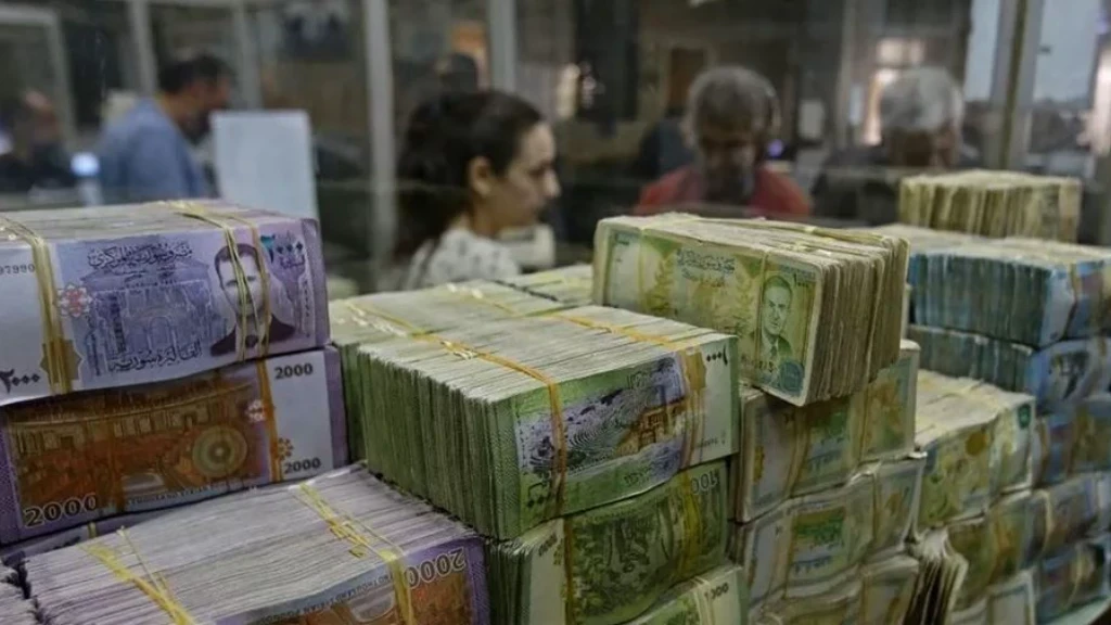 تحذيرات من انهيار اقتصادي: انخفاض حاد في حوالات السوريين من الخارج بنسبة 40%