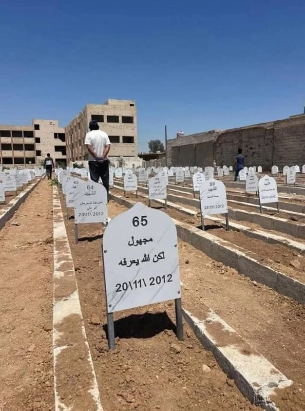 صور مؤلمة من مقبرة سورية تروي فصولاً من مأساة الحرب المنسية