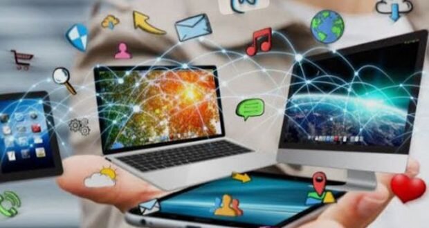 الفضاء الأزرق: كيف يشكل الشباب هويتهم في عالم الإنترنت وتحدياته