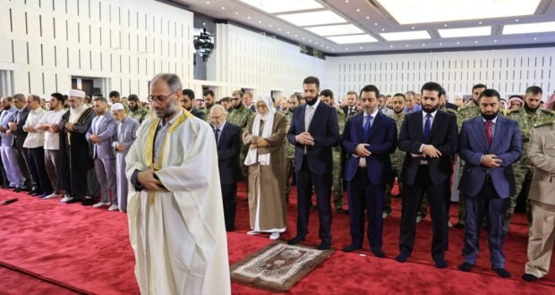 الرئيس الشرع يؤدي صلاة عيد الأضحى في قصر الشعب بدمشق وسط حضور رسمي وشعبي