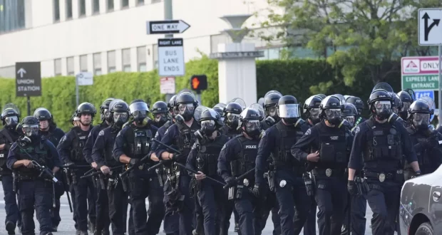 ترامب يشعل التوتر في لوس أنجليس: نشر الحرس الوطني يثير غضب كاليفورنيا بسبب مداهمات المهاجرين