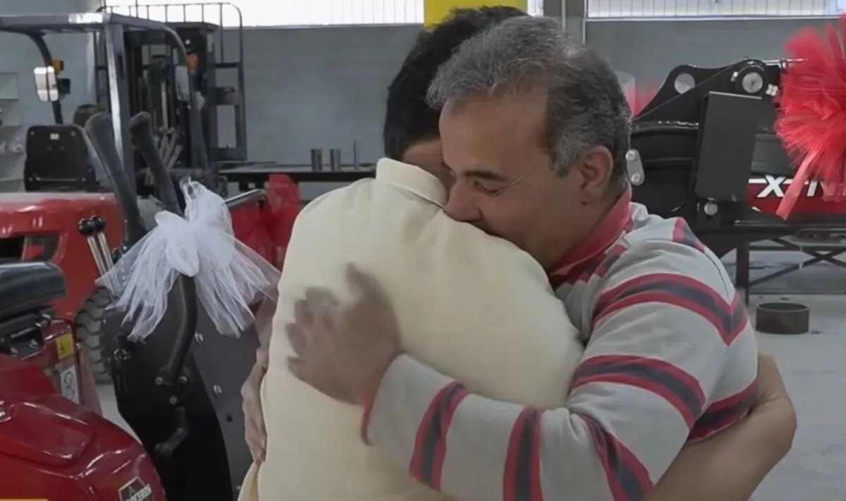 وفاء نادر: رجل أعمال تركي يكافئ عاملاً سورياً بحفار بعد 10 سنوات من التفاني