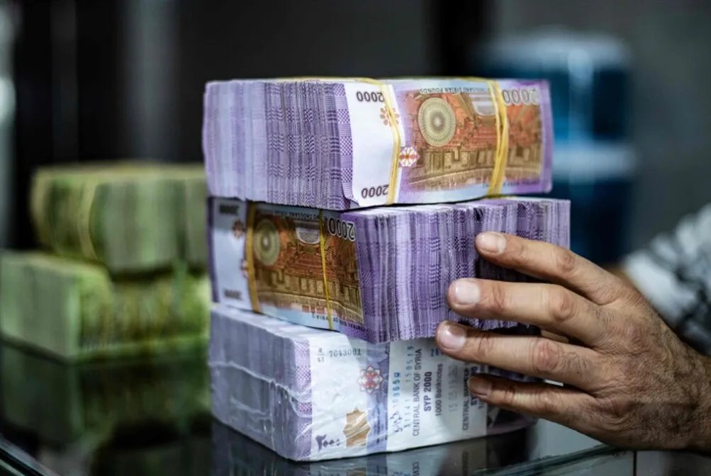 انتعاش طفيف لليرة السورية مقابل الدولار مع انخفاض أسعار الذهب