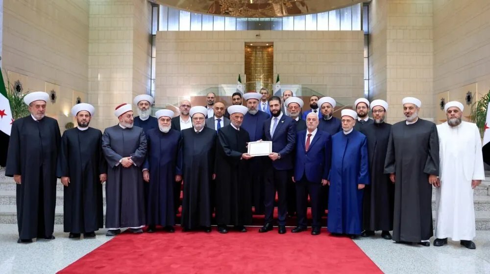 تكريم الرئيس السوري "أحمد الشرع" بوسام دار الفتوى اللبنانية المذهَّب في دمشق