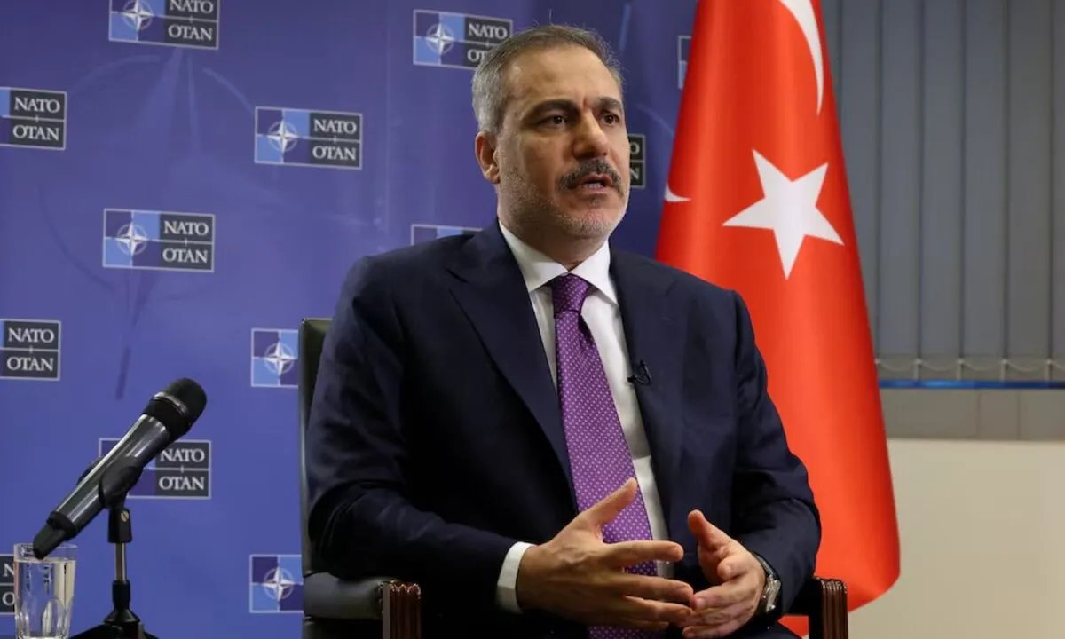 فيدان: تركيا تلوّح بالتدخل لمنع أي محاولة لتقسيم سوريا وتتهم إسرائيل بتقويض استقرارها