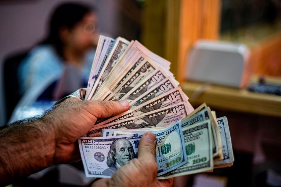 الليرة السورية تواصل التدهور: الدولار يقفز 600 ليرة في 3 أيام بالسوق السوداء