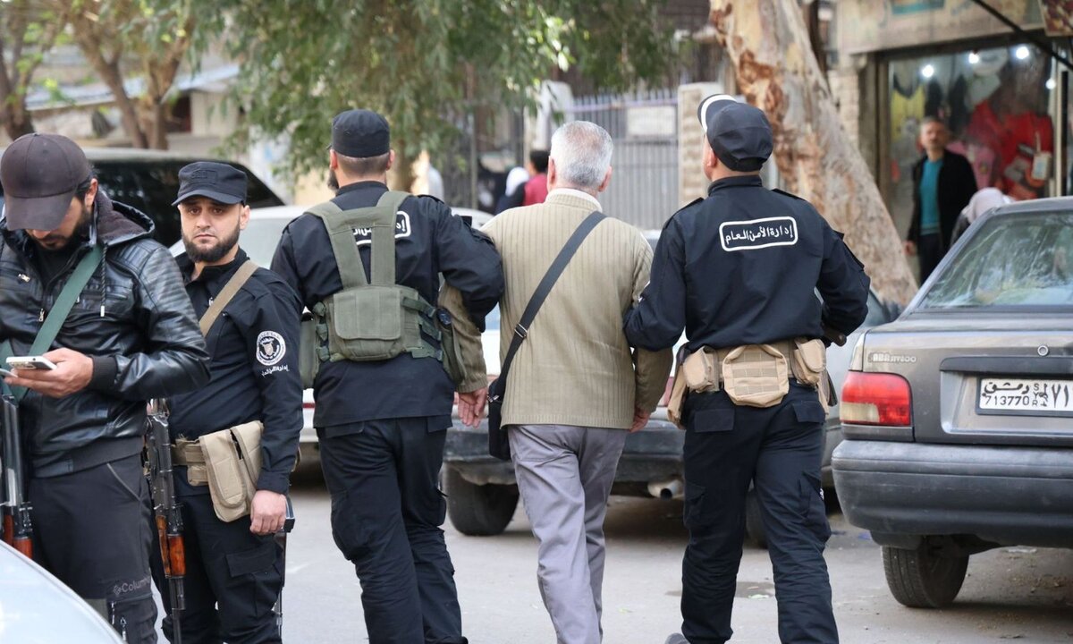 سوريا: القبض على طبيب متهم بارتكاب جرائم قتل وتعذيب بحق معتقلين في مستشفى تشرين العسكري