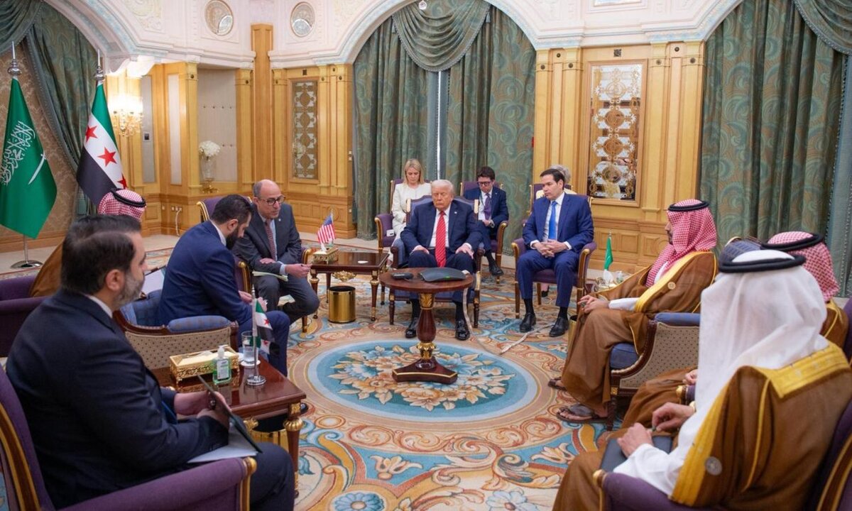 واشنطن تراقب استجابة دمشق لشروط رفع العقوبات: هل تمنح سوريا "فرصة عظيمة"؟