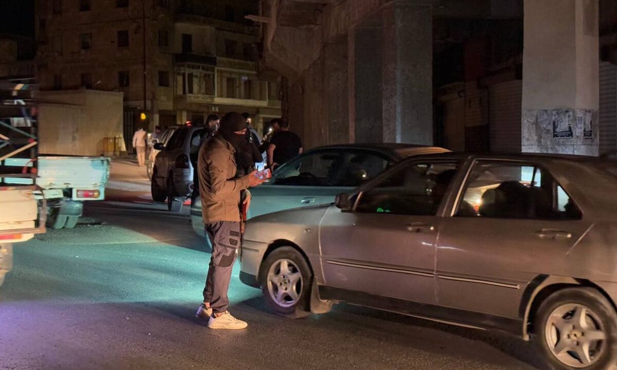 معاناة عمال حلب الليلية: توقف النقل العام يفاقم الأعباء ويدفعهم للمشي أو المبيت في الورش