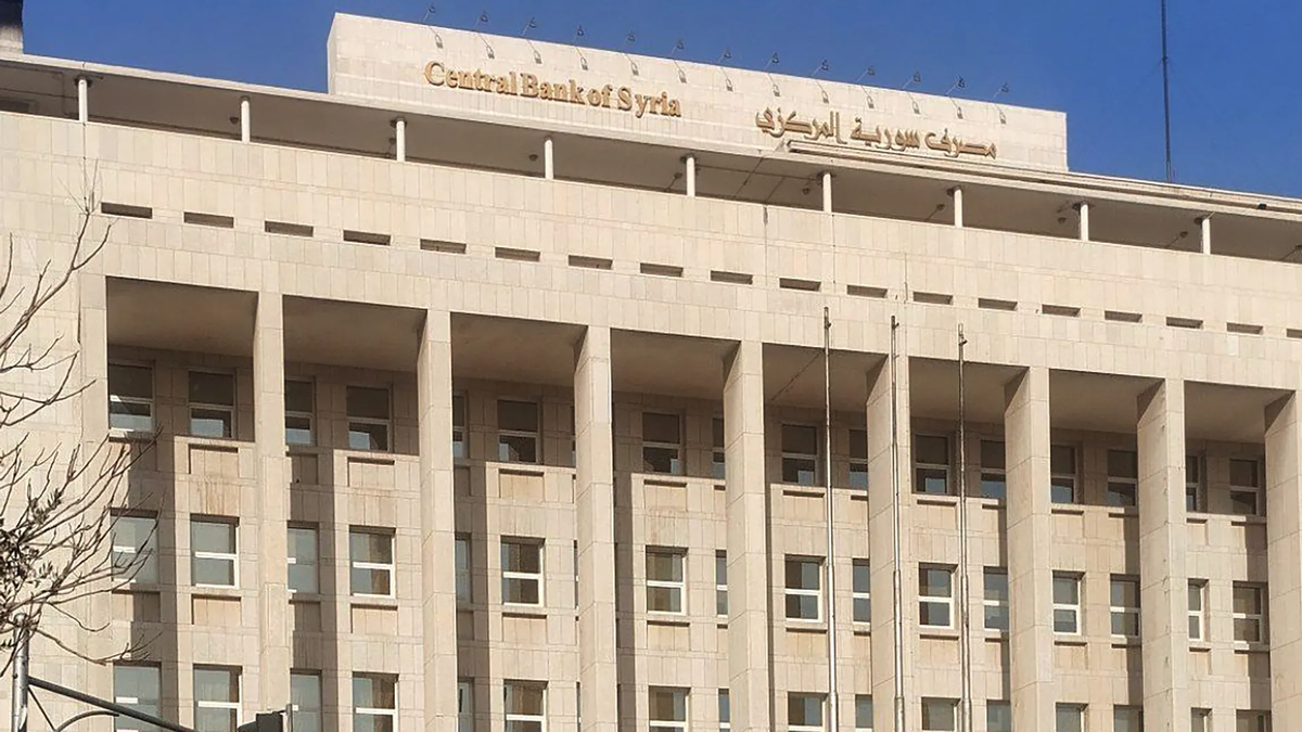المركزي السوري يرفع القيود عن السحوبات: خطوة نحو استعادة الثقة أم إجراء غير كاف؟