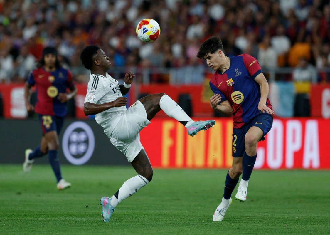 كلاسيكو الحسم: برشلونة يسعى لتأكيد تفوقه وريال مدريد يقاتل لإنقاذ موسمه في مواجهة مصيرية بالدوري