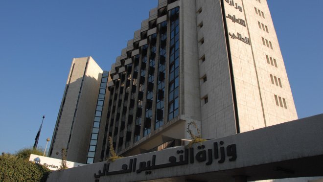 صرخات معيدين في الخارج: عام على انقطاع الرواتب يهدد مستقبلنا الأكاديمي!