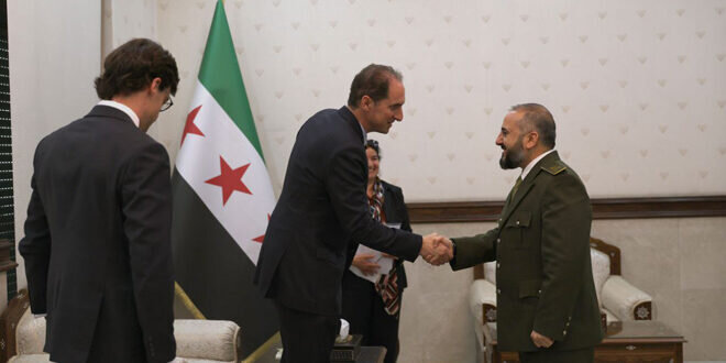 وزير الدفاع السوري يبحث مع الملحق العسكري البريطاني سبل التعاون والقضايا الإقليمية