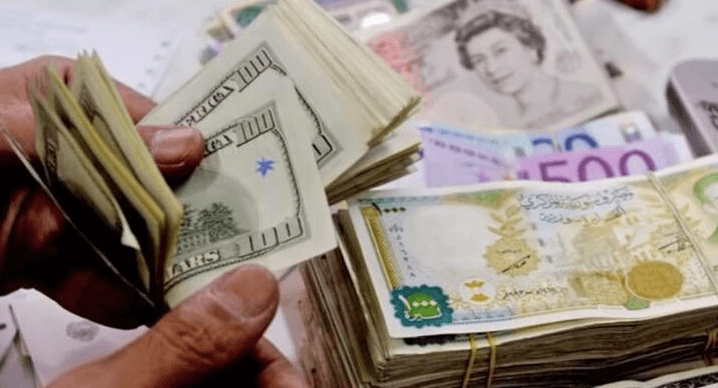 خبير اقتصادي يحذر: الانخفاض الحالي في سعر الدولار "وهمي" وسيعاود الارتفاع