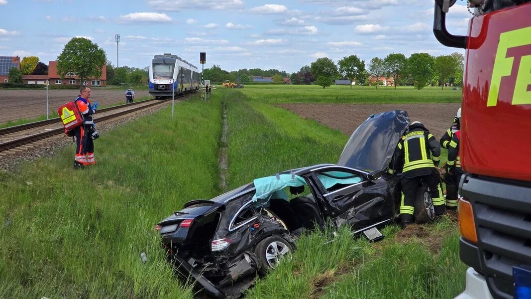 مأساة في ألمانيا: مصرع سائق مسن في حادث تصادم قطار وسيارة