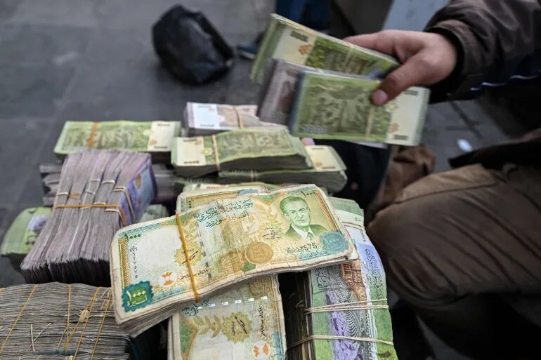 تذبذب مستمر: أسعار الدولار واليورو والذهب في السوق السوداء مقابل الليرة السورية اليوم 15 مايو 2025