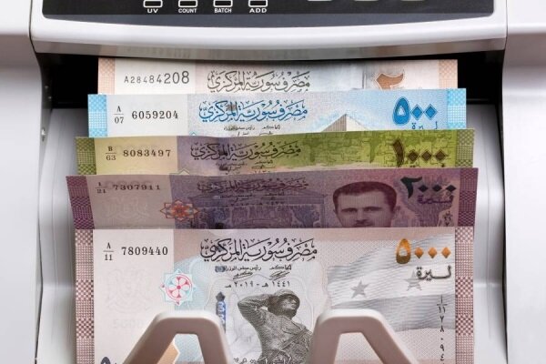 الليرة السورية تترنح: أسعار الدولار واليورو والذهب في السوق السوداء اليوم السبت 17 مايو 2025