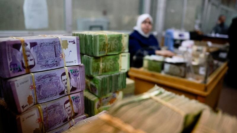 الليرة السورية تترنح: أسعار الدولار واليورو والذهب في السوق السوداء اليوم 19 مايو 2025