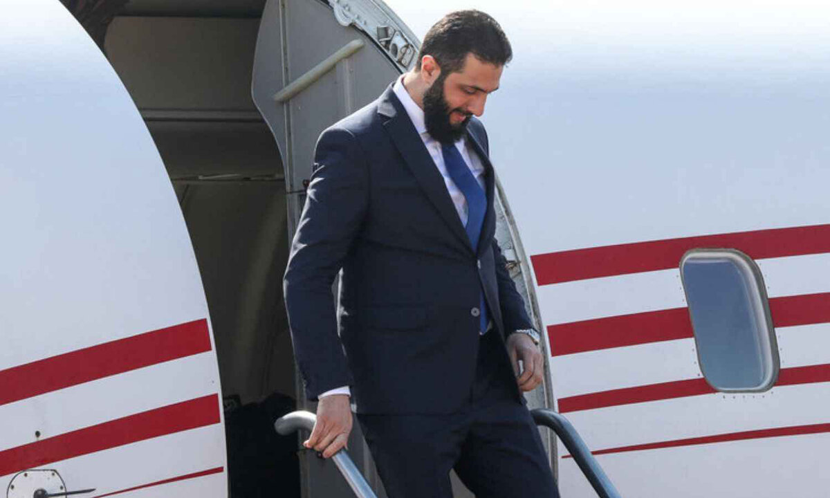 الرئيس السوري للمرحلة الانتقالية أحمد الشرع في أول زيارة أوروبية له بضيافة ماكرون في فرنسا