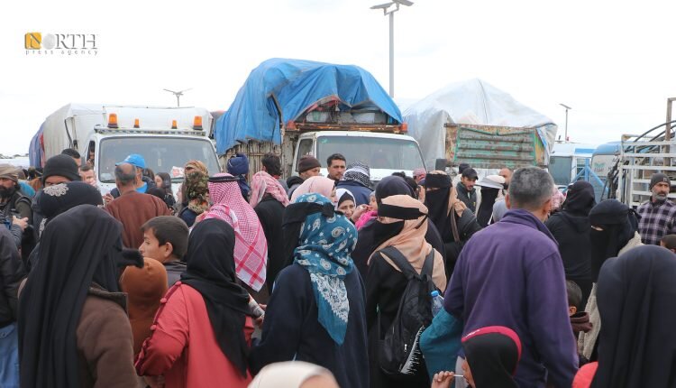 نزوح جماعي: عشرات العائلات من دير الزور تغادر مخيم العريشة في الحسكة