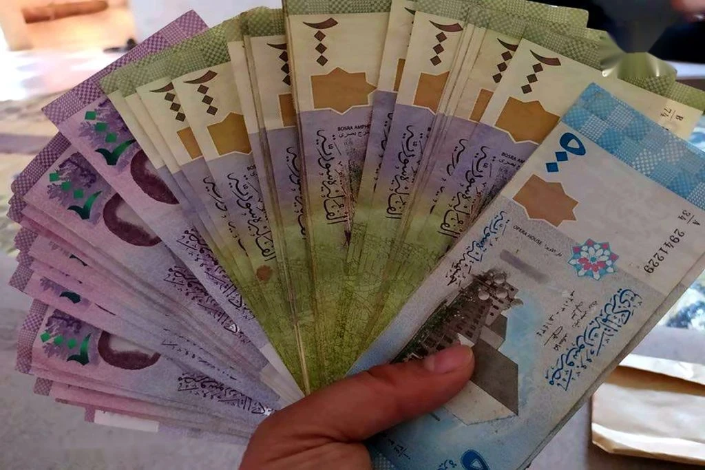 الليرة السورية تواصل الانهيار: الدولار يقفز مجدداً في السوق السوداء
