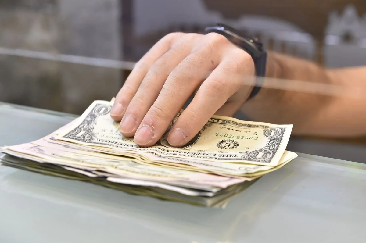 تذبذب مستمر: أسعار صرف الليرة السورية مقابل الدولار والعملات الأجنبية اليوم الأحد