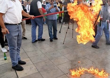 غضب في إيطاليا: حرق العلم الإسرائيلي احتجاجًا على حرب غزة في عيد العمال