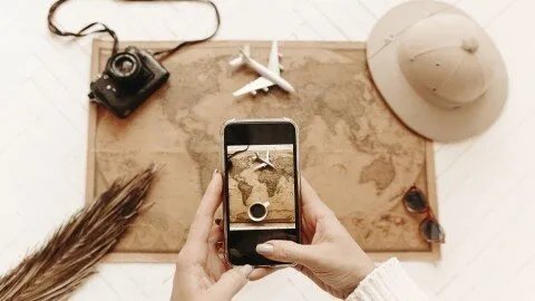 لحماية خصوصيتك الرقمية: لماذا يختار البعض التخلي عن هواتفهم الذكية عند السفر؟