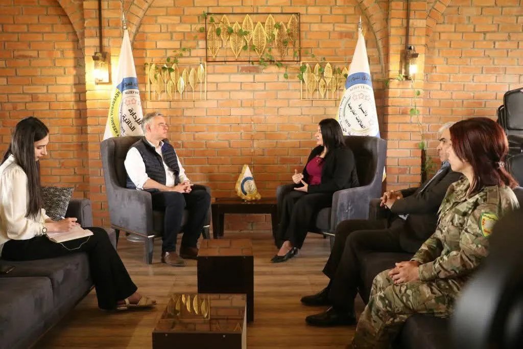 الإدارة الذاتية تسلم ألمانيا امرأة وأربعة أطفال من عوائل داعش وتناقش دعم المخيمات
